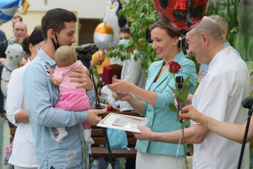 Анна Кузнецова вручила награды донорам, спасшим жизни детей