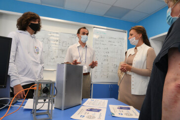 Анна Кузнецова в Калуге ознакомилась с детскими проектами в технопарке «Кванториум»