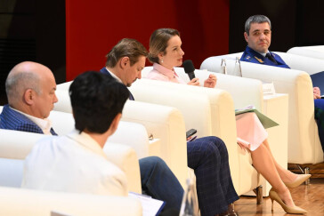 Защищать, предлагать помощь, поддерживать: Мария Львова-Белова выступила на панельной дискуссии «Семья на первом месте» 