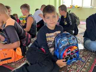 Детский омбудсмен и Российский детский фонд передали школьникам Мариуполя около 4 тысяч комплектов для учебы