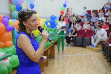 В День защиты детей Анна Кузнецова поздравила маленьких пациентов «НМИЦ здоровья детей» и посетила фестиваль «Мультимир»