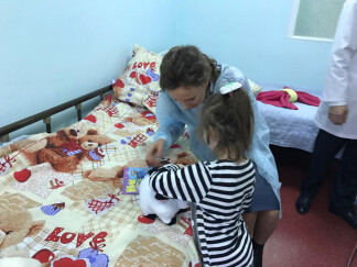 Анна Кузнецова навестила в больнице девочку, найденную в одной из квартир Москвы