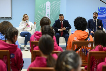 Участники смены-фестиваля «Послезавтра» пообщались с детским омбудсменом и Главой ДНР