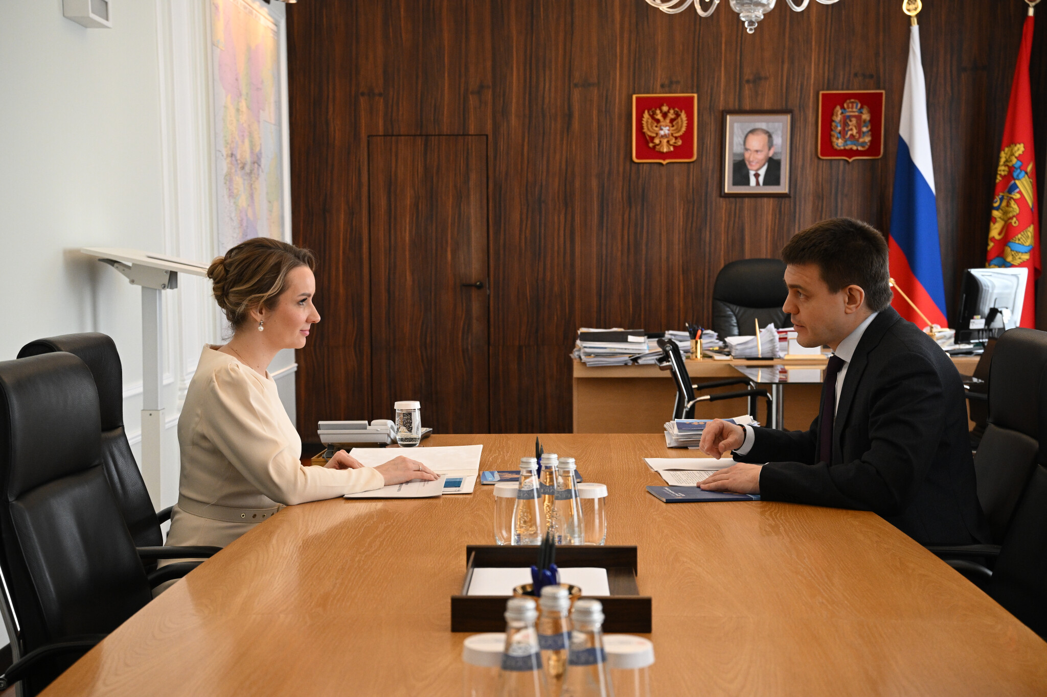 Необходимо вернуть детям семейное окружение — Мария Львова-Белова встретилась с губернатором Красноярского края