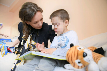 Анна Кузнецова навестила в больнице детей, оставленных ранее отцом в аэропорту