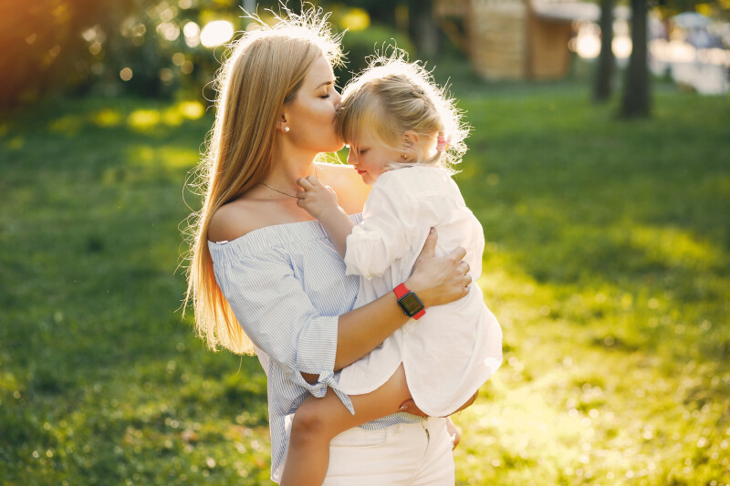 Pretty mother. Обнимает дочь. Instagram mother and children Spring foto.