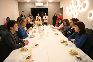 “Видим снижение числа детей в учреждениях и рост числа родителей, восстановленных в родительских правах”: Мария Львова-Белова посетила Новгородскую область