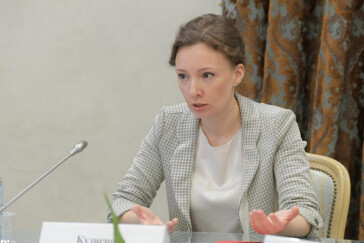 Анна Кузнецова помогает многодетной семье решить вопрос с перевозкой детей в отдаленный детский сад